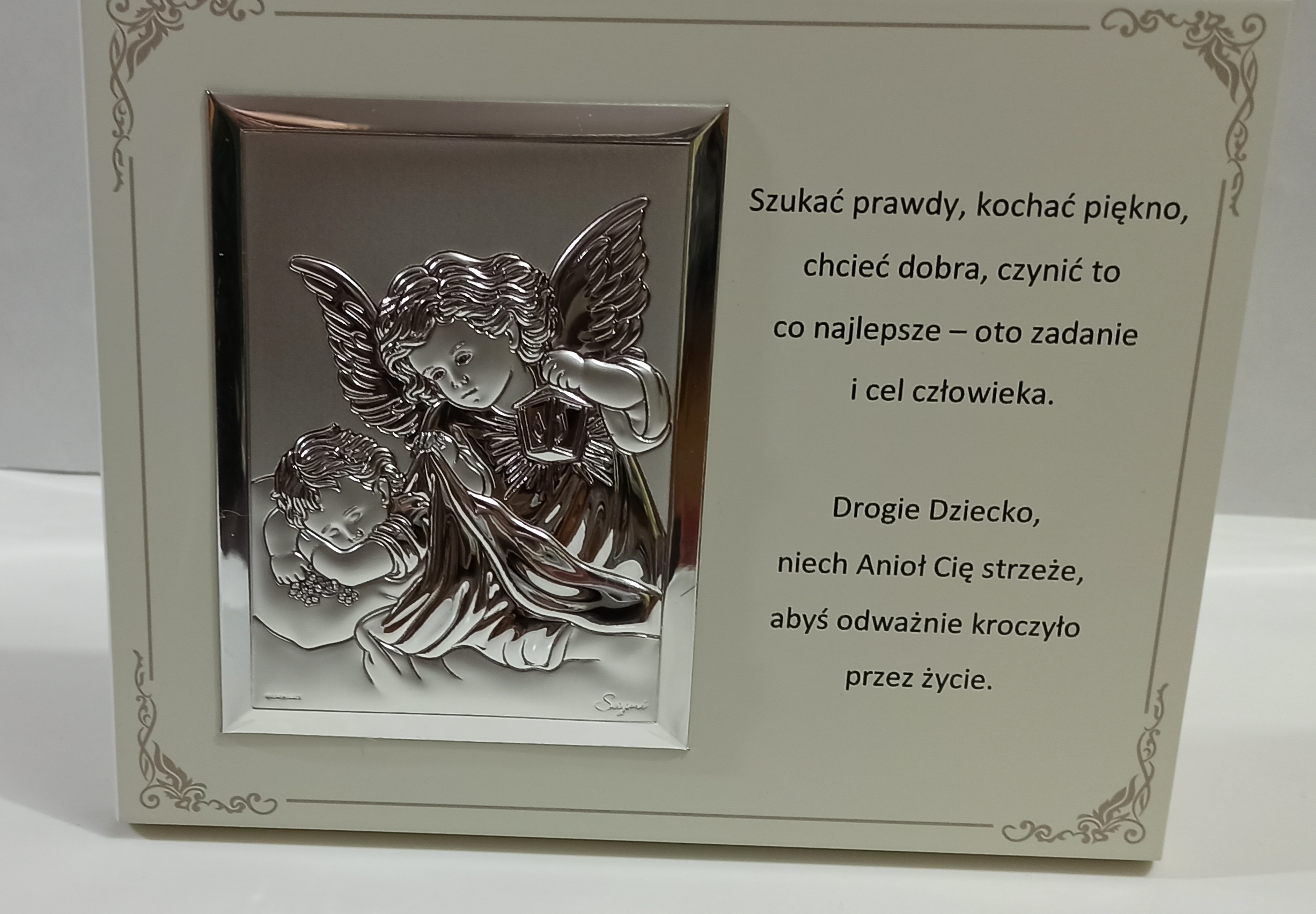 Anioł Stróż obrazek srebrny na białym drewnianym panelu z dedykacją