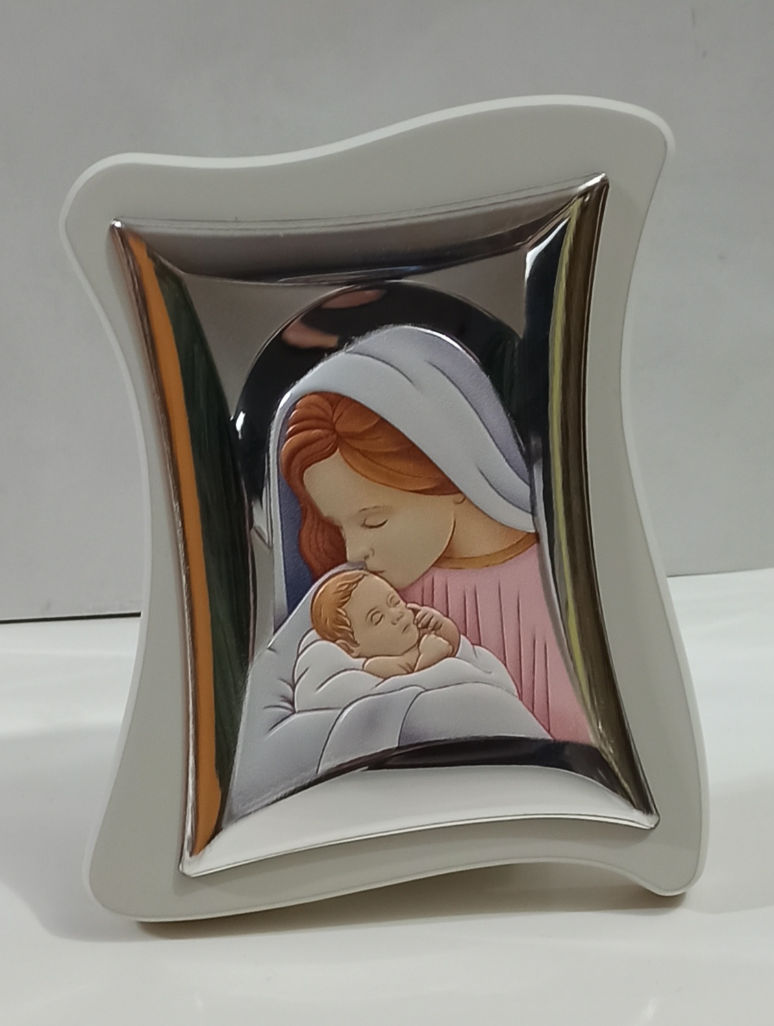 Matka Boska obrazek srebrny kolorowany emalią ceramiczną z białą drewnianą ramą